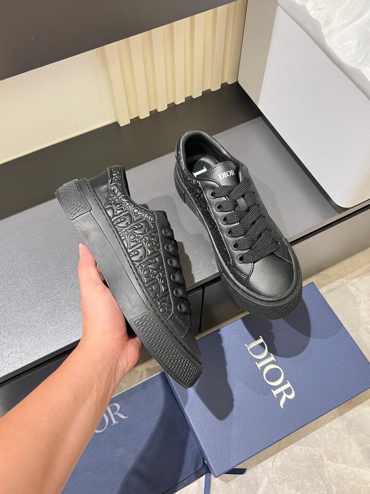 p440 DIOR* Dior B33 sneakers, brown and cream-white jacquard fabric with brown high mercerized suede upper, new for fall 2025, reinterpretation of classic tennis shoes, with a stylish silhouette that highlights a thick feel. Crafted from brown and cream-white jacquard with Oblique print and suede panels, it features a distinctive padded tongue embossed with the Dior signature, wide blue mohair laces and brass eyelets with a matte brown finish. The cream-white Dior Oblique patterned rubber sole, enhanced by the contrasting Dior 30 Avenue Montaigne signature on the rear, adds a stylish edge to casual looks. Men's model 38-44 (45 is custom-made and cannot be returned or exchanged)